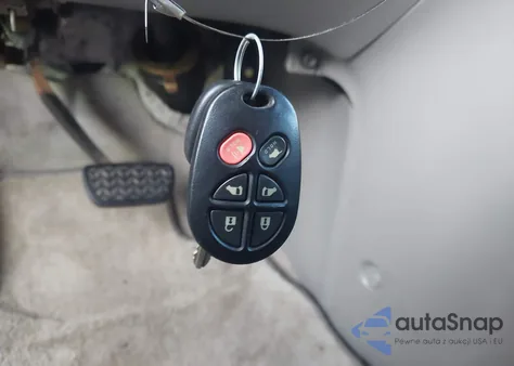 2010 Toyota Sienna Xle z USA, uszkodzony, nr VIN 5TDYK4CC2AS331817